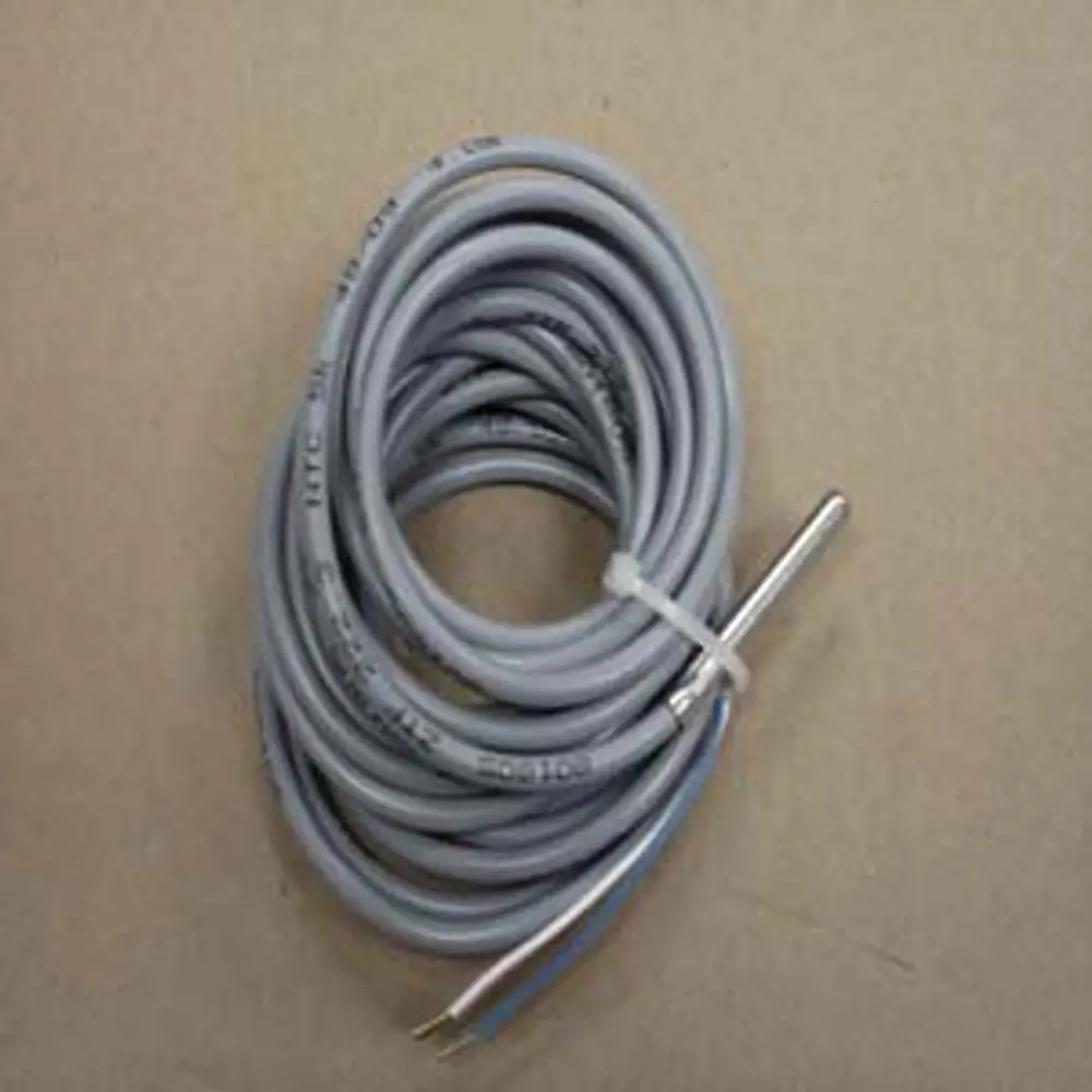 Graues Kabel mit einem Sensor und zwei freiliegenden Drähten, gebündelt mit einem Kabelbinder. Produkt von Remeha zur Temperaturmessung.